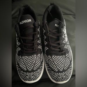 Omega Walk: Black and White Women’s Athletic Shoes: Size 10.5